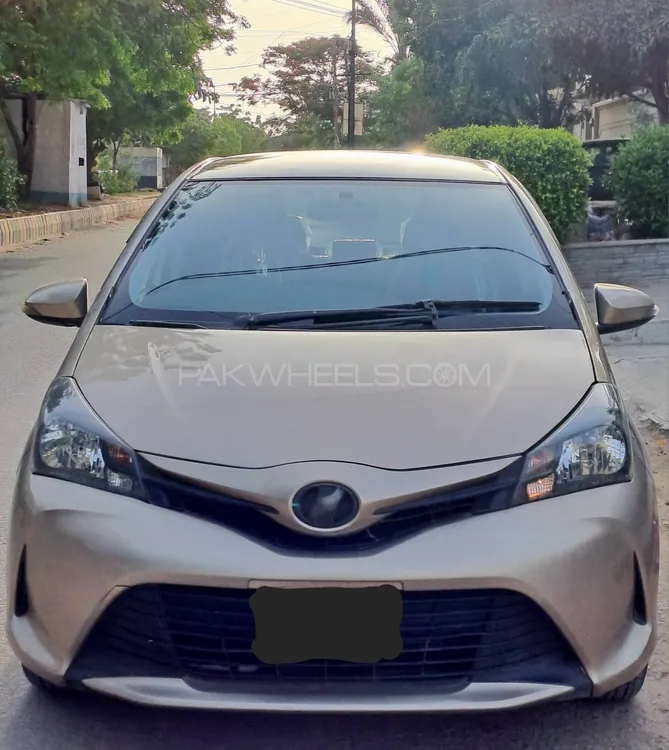 Toyota Vitz 2015 for Sale in Karachi Image-1