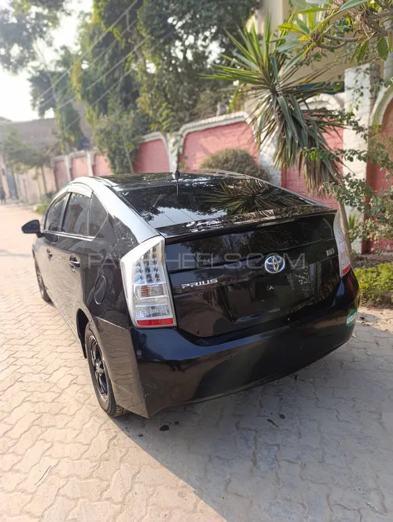 Toyota Prius 2010 for Sale in Hujra Shah Mukeem Image-1
