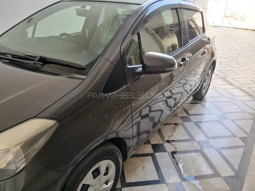 Toyota Vitz 2013 for Sale in Mardan Image-1