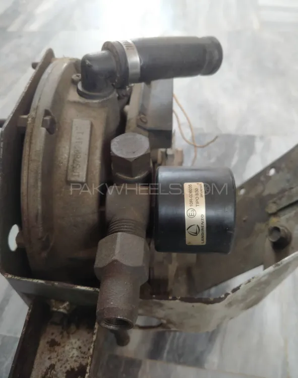 Car gas cylinder gas kit and frame Image-1