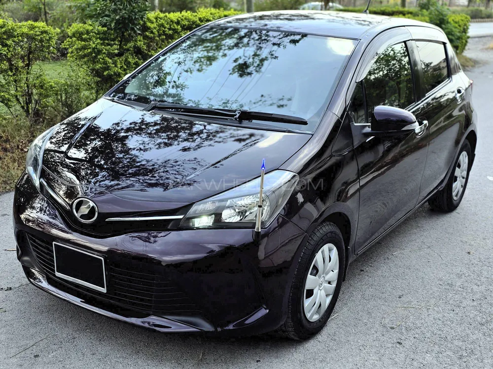 Toyota Vitz 2015 for Sale in Peshawar Image-1