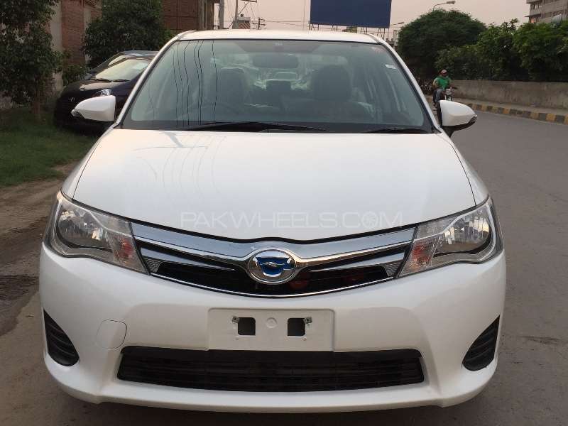 Toyota Corolla Axio 2013 for Sale in Faisalabad Image-1