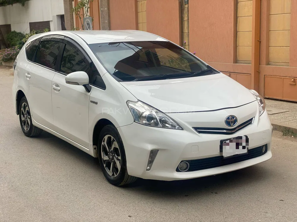 Toyota Prius Alpha 2014 for Sale in Karachi Image-1