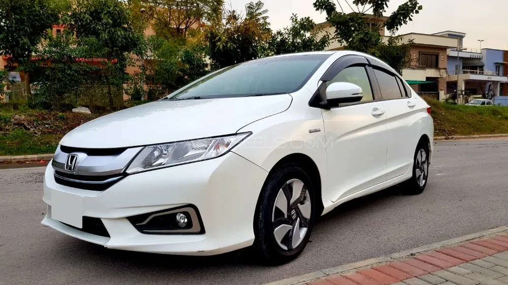 Honda Grace Hybrid 2015 for Sale in Islamabad Image-1