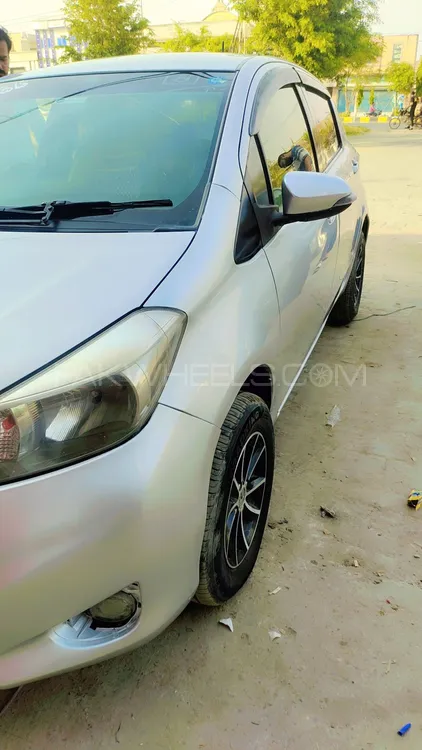 Toyota Vitz 2012 for Sale in Gujrat Image-1