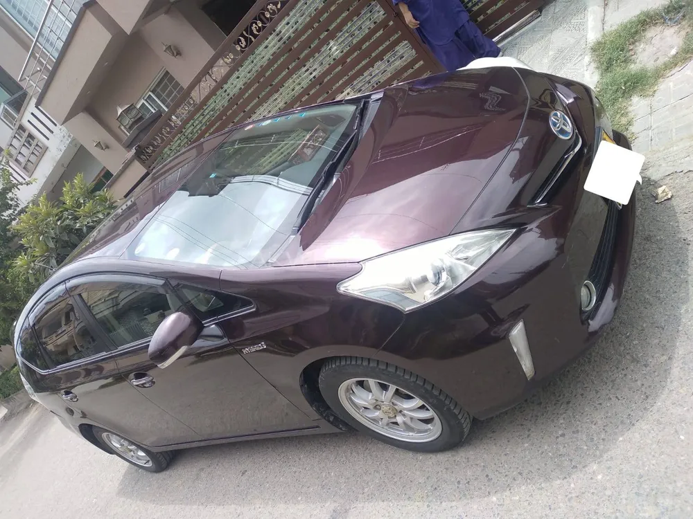 Toyota Prius Alpha 2013 for Sale in Karachi Image-1