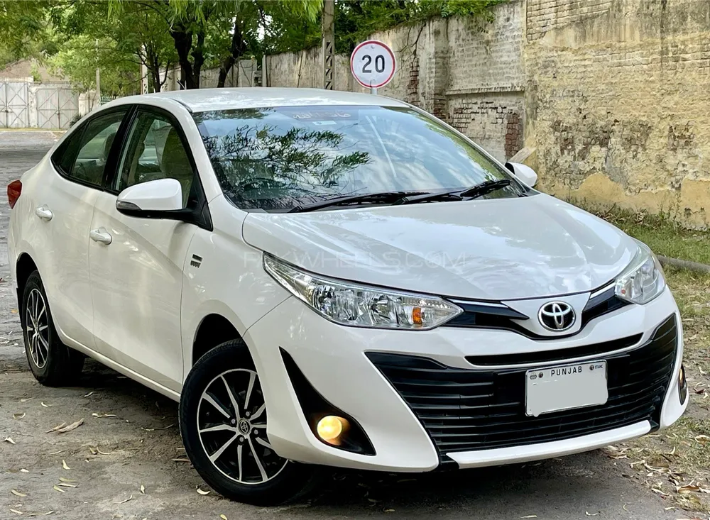 ٹویوٹا یارس سیڈان 2021 for Sale in چنیوٹ Image-1