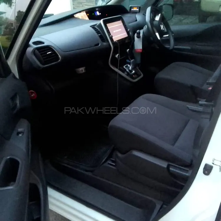 Nissan Serena 2023 for Sale in Gujranwala Image-1