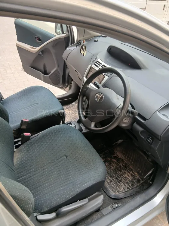 Toyota Vitz 2005 for Sale in Karachi Image-1