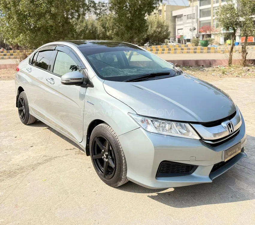 Honda Grace Hybrid 2015 for Sale in Karachi Image-1