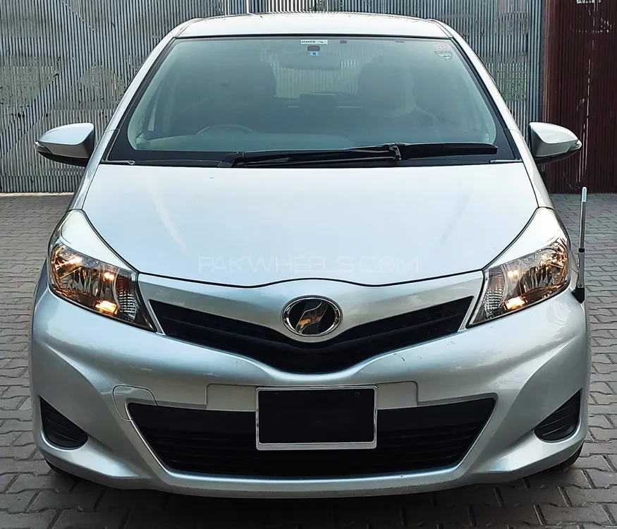 Toyota Vitz 2013 for Sale in Peshawar Image-1