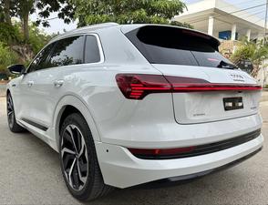 AUDI ETRON 50 QUATTRO TOP OF THE LINE (230KW)
Model 2022 || Registration 2022 
Choice Registered *800*
10,000 miles Driven 
Audi Maintained 
White Color
Bruno Interior
Bumper to Bumper Original Paint 100%
Scratch-less & Spotless
FULL HOUSE 
Just as good as Brand New   
Original TV 
Original Rims 
Still Smells like zero meter 
SEE TO BELIEVE 
READY DELIVERY 
EXCHANGE POSSIBLE WITH ANY CAR

For inspection
Available at SUPREME CARS
Plot # 151/F,Under Imam heights,Shop no.1&2, Main Khalid Bin Walid Rd, Karachi, Sindh 75400

|  Premium Cars |  Best Prices |  Optimum Performance | 
#supremecarsgang