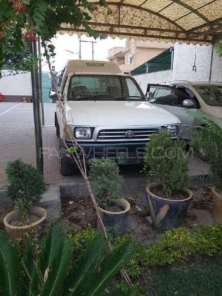 Toyota Hilux 2004 for Sale in Peshawar Image-1