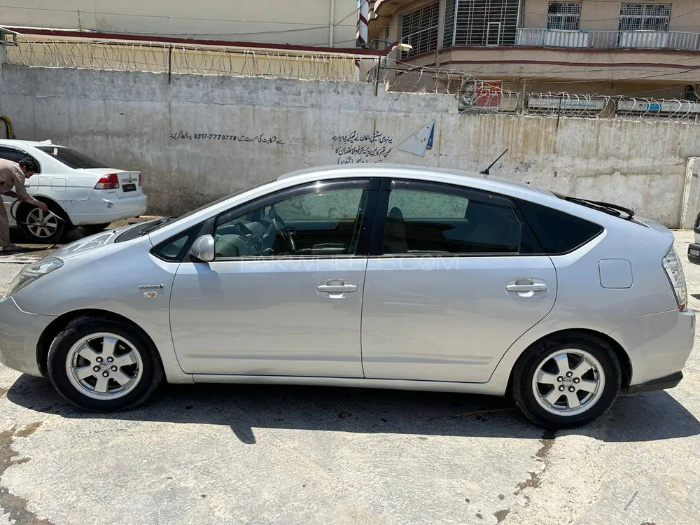 Toyota Prius 2011 for Sale in Islamabad Image-1