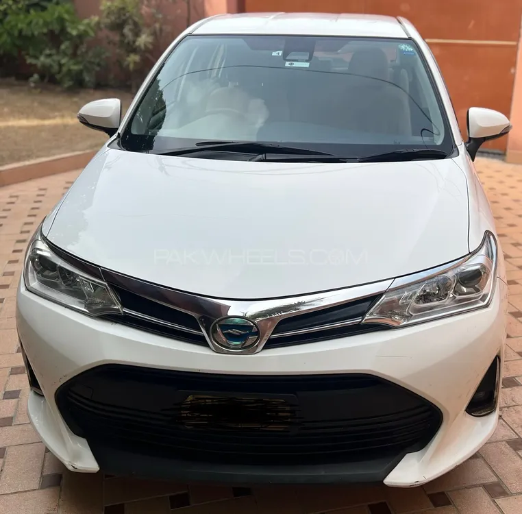 Toyota Corolla Axio 2018 for Sale in Karachi Image-1