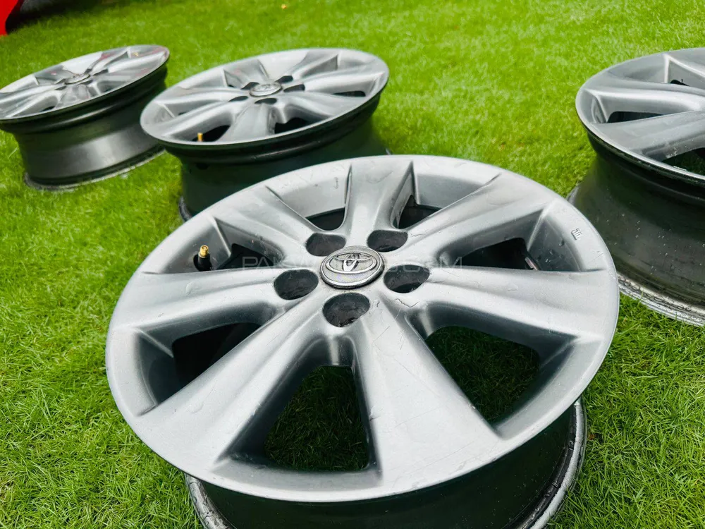 Toyota Corolla Grande Original Alloy Rim Image-1