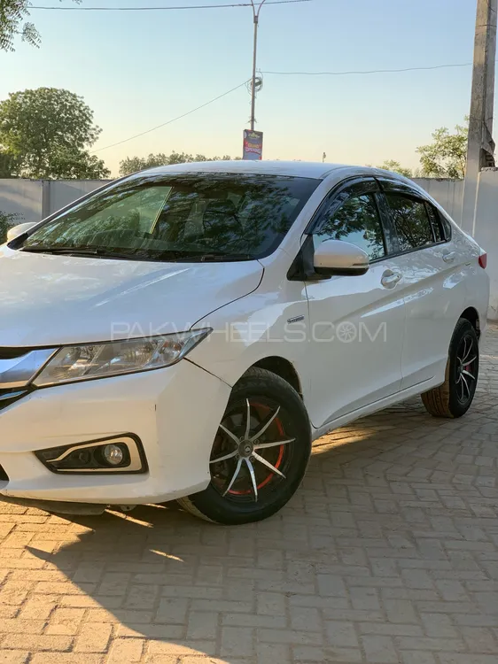 Honda Grace Hybrid 2015 for Sale in Karachi Image-1