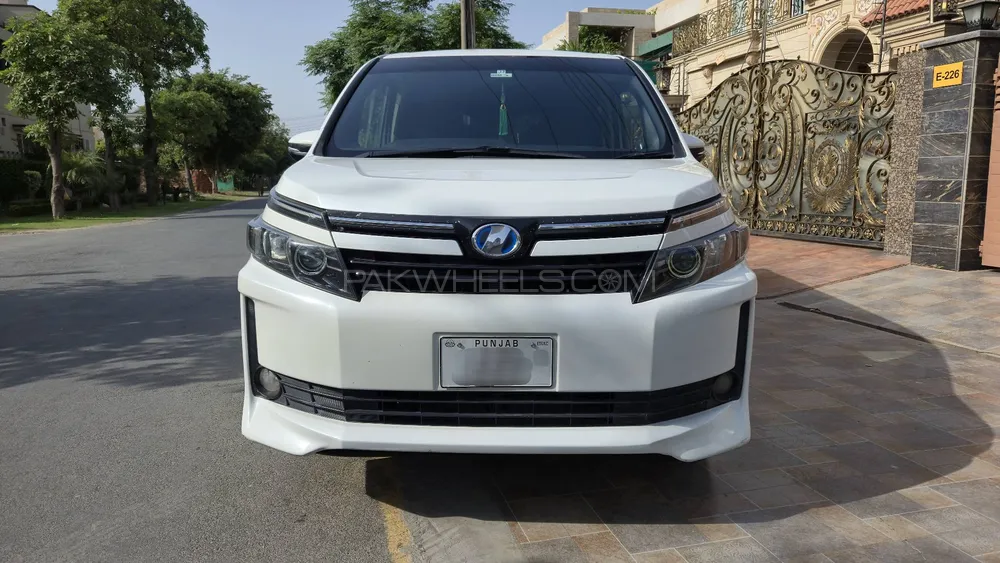 Toyota Voxy 2015 for Sale in Lahore Image-1