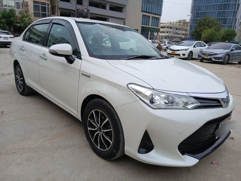 Toyota Corolla Axio 2018 for Sale in Karachi Image-1