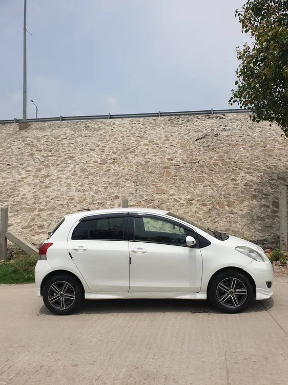 Toyota Vitz 2010 for Sale in Islamabad Image-1