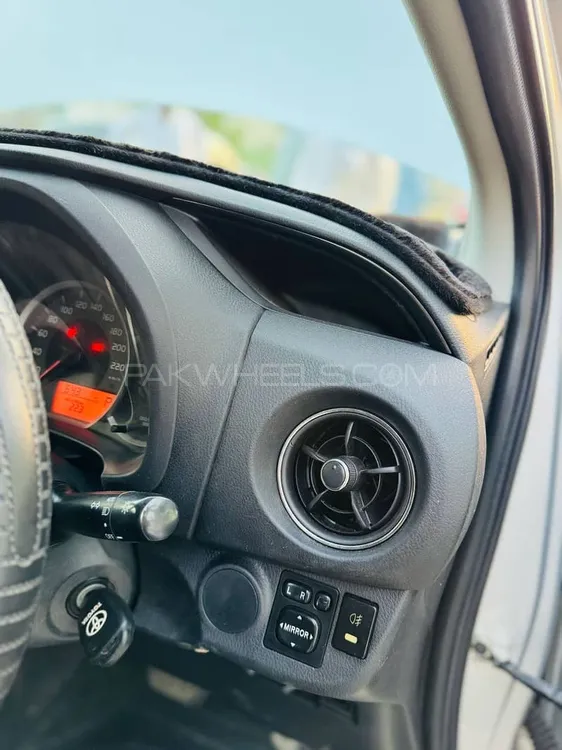 Toyota Vitz 2017 for Sale in Karachi Image-1