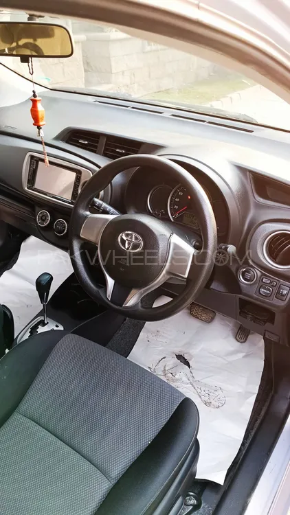 Toyota Vitz 2013 for Sale in Karachi Image-1