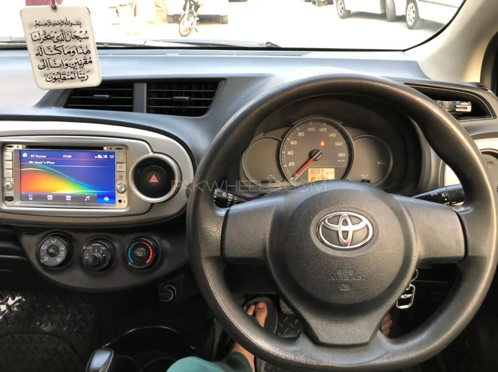 Toyota Vitz 2013 for Sale in Karachi Image-1