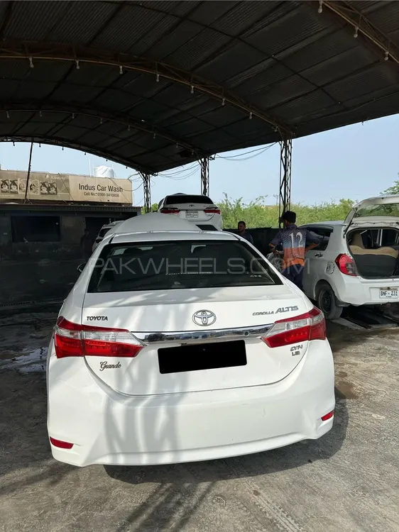 Toyota Corolla 2015 for Sale in Larkana Image-1