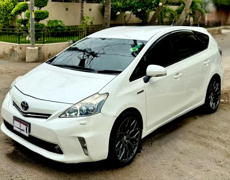 Toyota Prius Alpha 2013 for Sale in Karachi Image-1