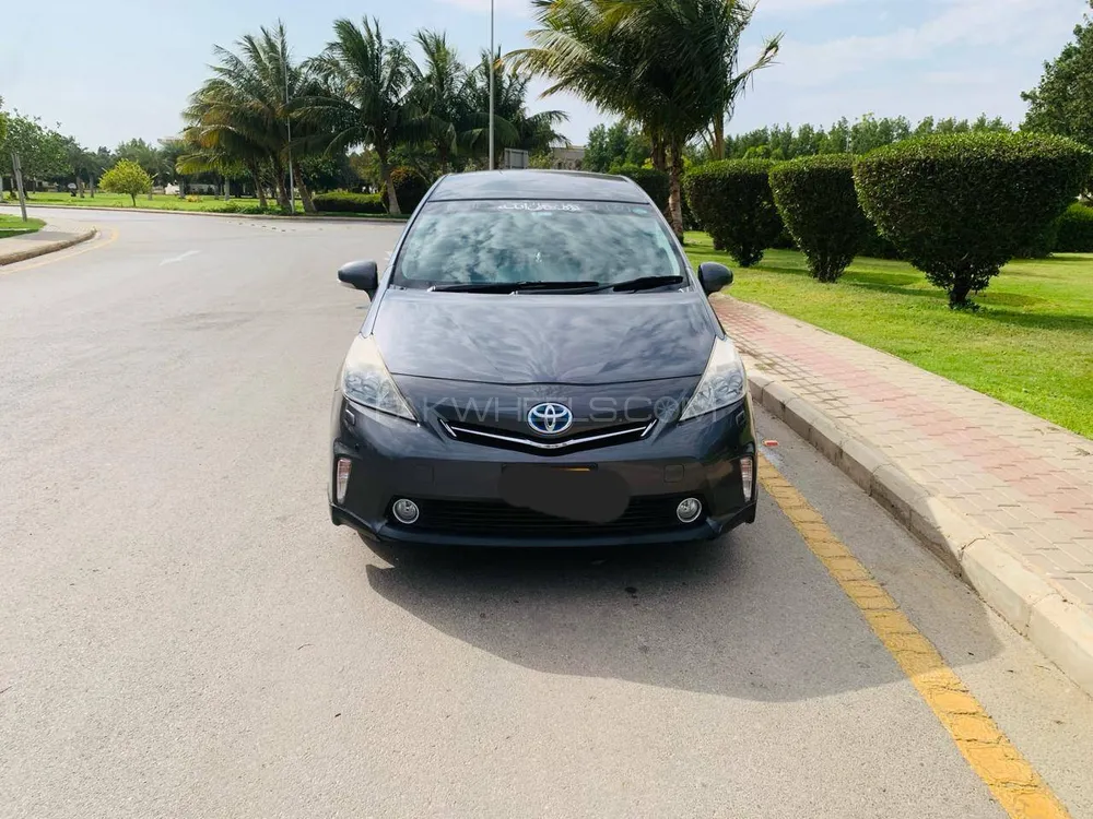 Toyota Prius Alpha 2013 for Sale in Karachi Image-1