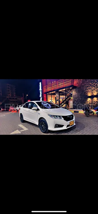 Honda Grace Hybrid 2015 for Sale in Karachi Image-1