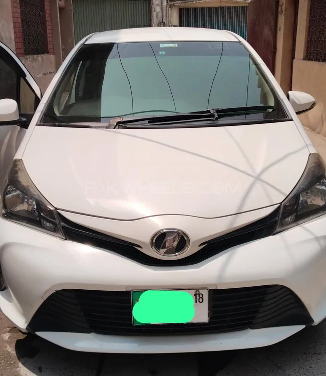 Toyota Vitz 2014 for Sale in Peshawar Image-1
