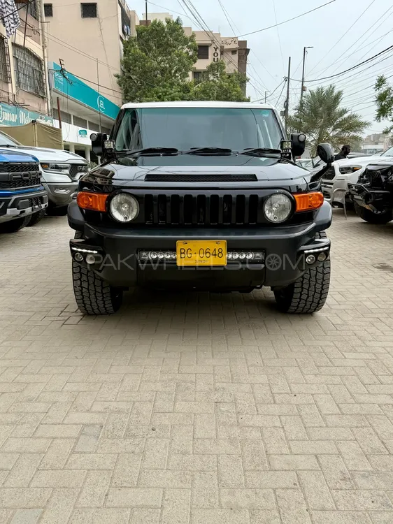 Toyota Fj Cruiser 2011 for Sale in Karachi Image-1