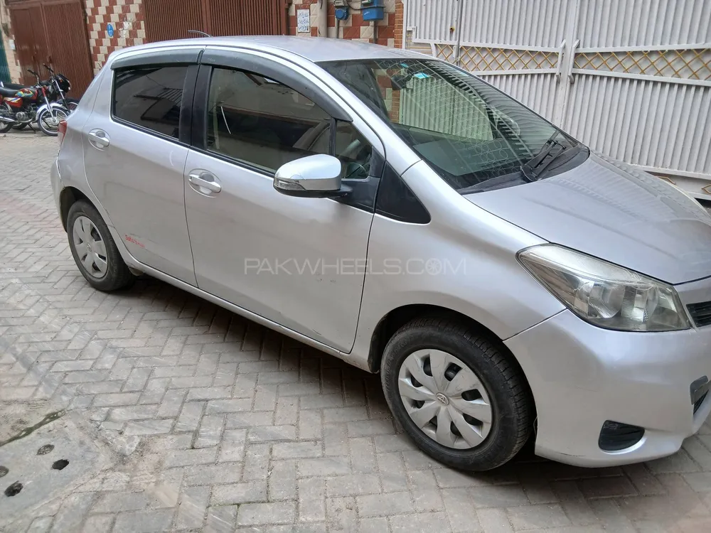 Toyota Vitz 2013 for Sale in Lahore Image-1