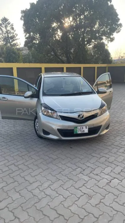 Toyota Vitz 2012 for Sale in Gujrat Image-1