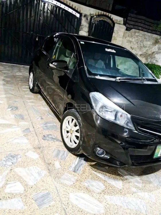 Toyota Vitz 2011 for Sale in Mardan Image-1