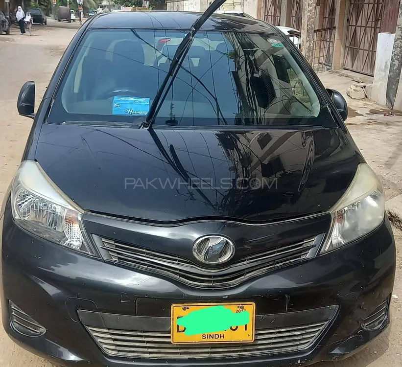 Toyota Vitz 2013 for Sale in Karachi Image-1