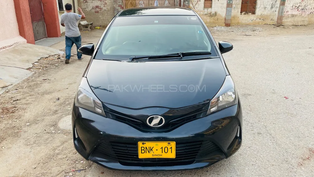 Toyota Vitz 2015 for Sale in Karachi Image-1