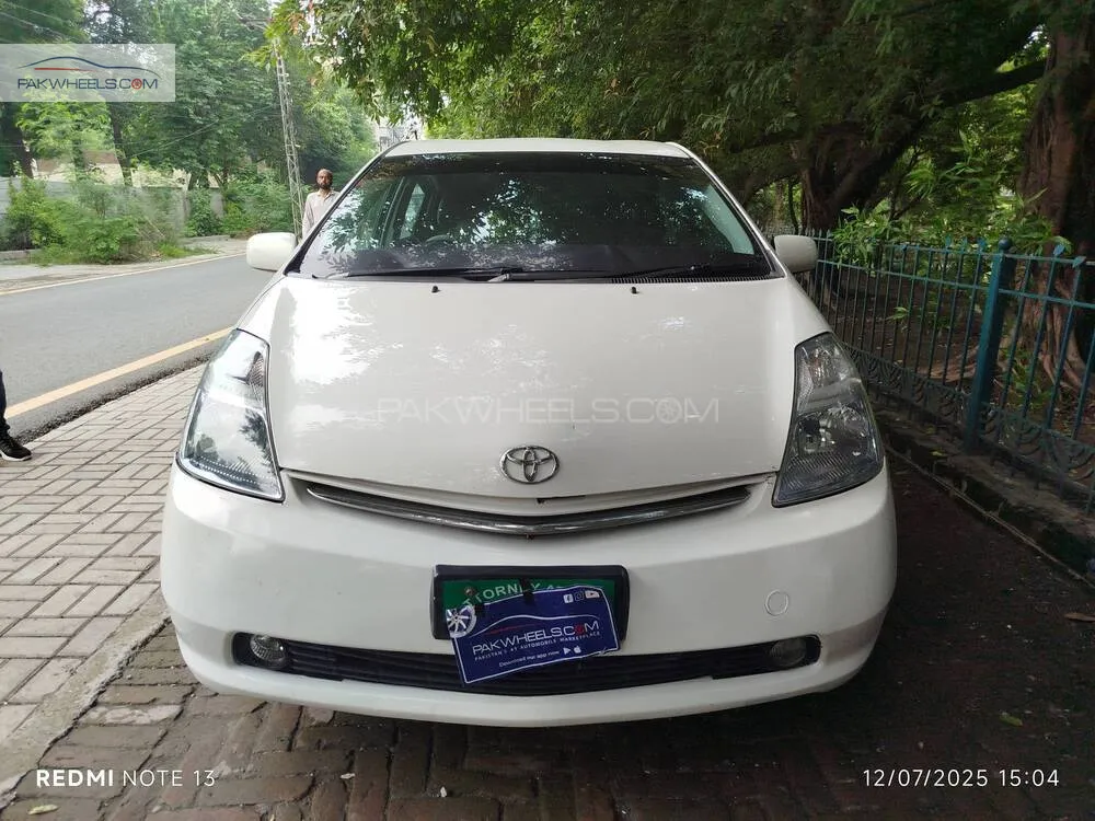 Toyota Prius 2011 for Sale in Lahore Image-1