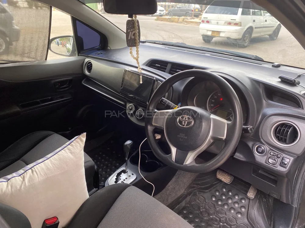 Toyota Vitz 2013 for Sale in Karachi Image-1