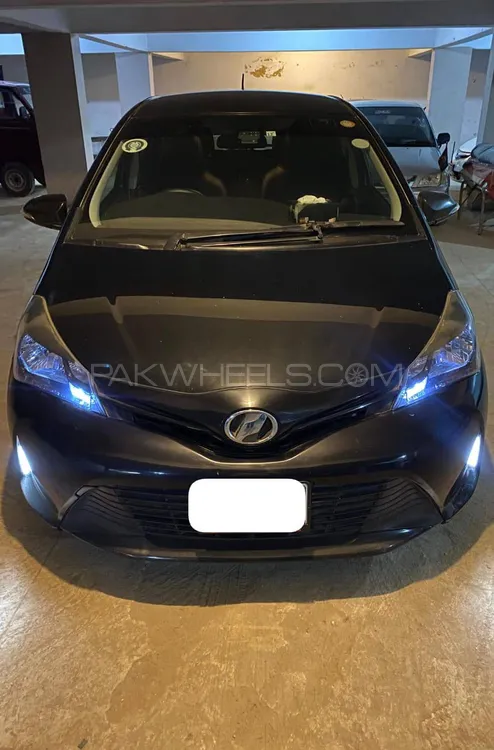 Toyota Vitz 2015 for Sale in Karachi Image-1