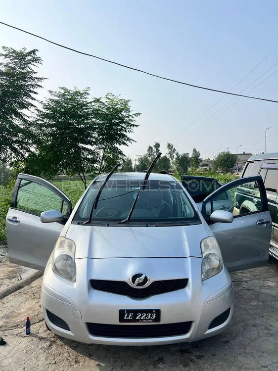 Toyota Vitz 2010 for Sale in Mardan Image-1