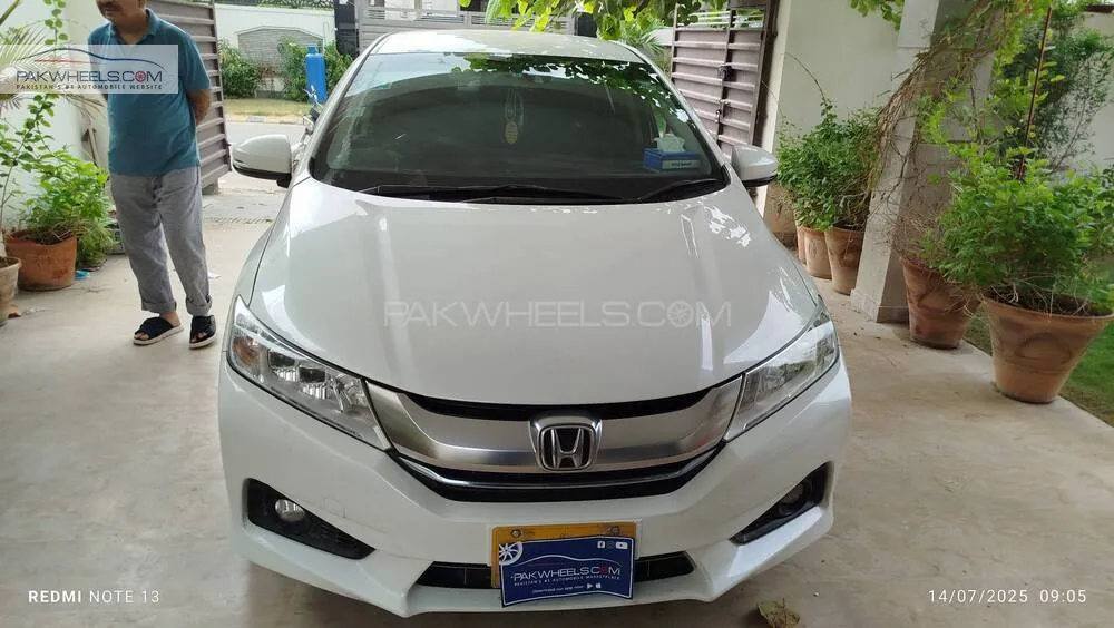 Honda Grace Hybrid 2015 for Sale in Karachi Image-1