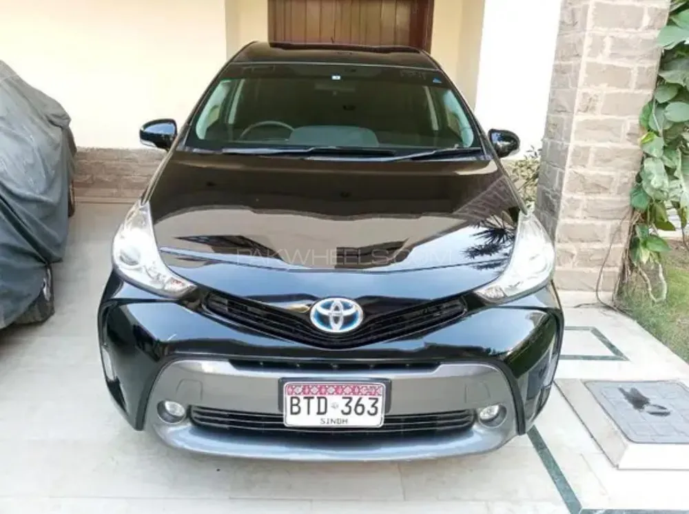 Toyota Prius Alpha 2017 for Sale in Karachi Image-1