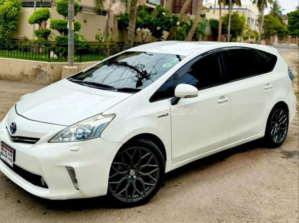 Toyota Prius Alpha 2013 for Sale in Karachi Image-1