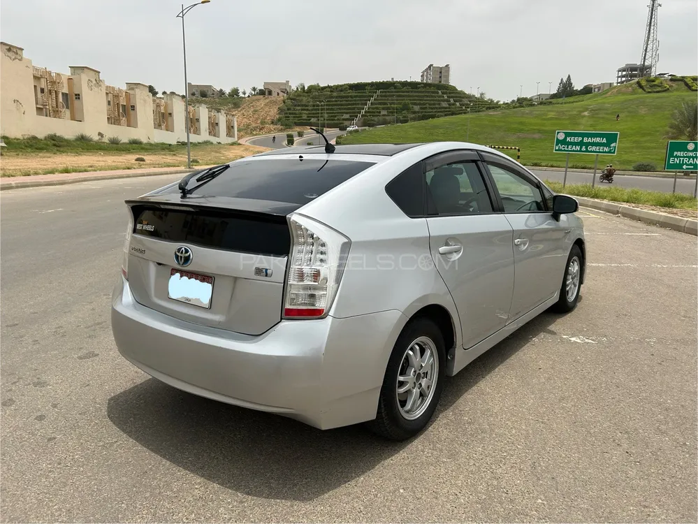 Toyota Prius 2011 for Sale in Karachi Image-1