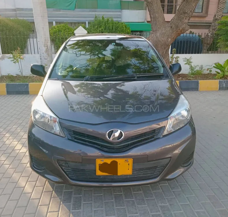 Toyota Vitz 2014 for Sale in Karachi Image-1