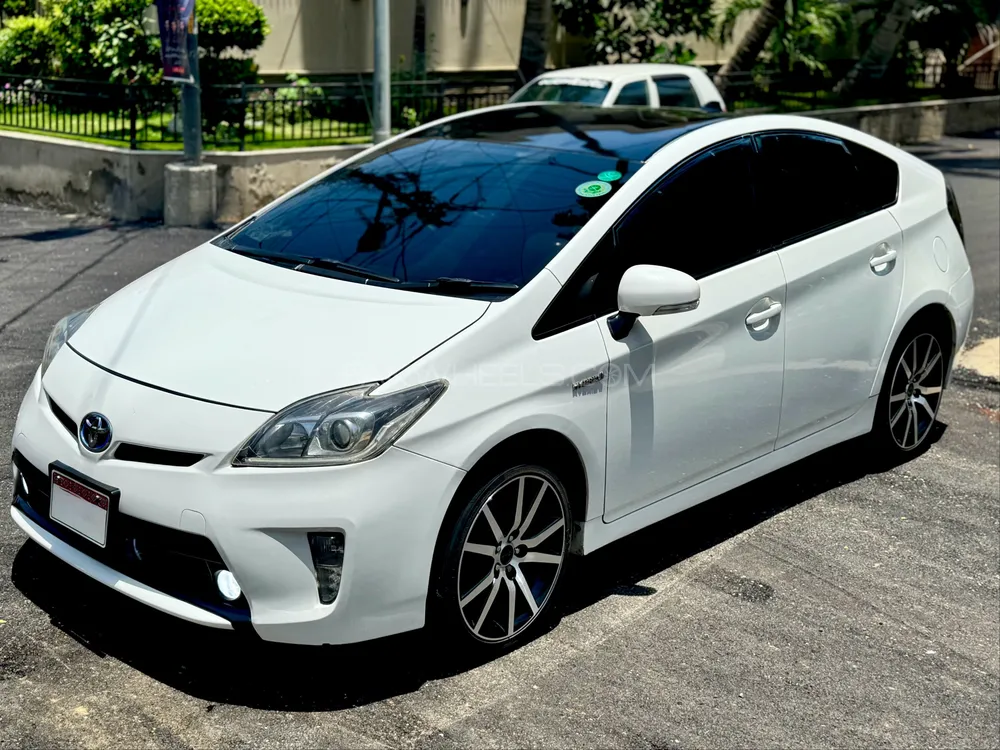 Toyota Prius 2015 for Sale in Karachi Image-1