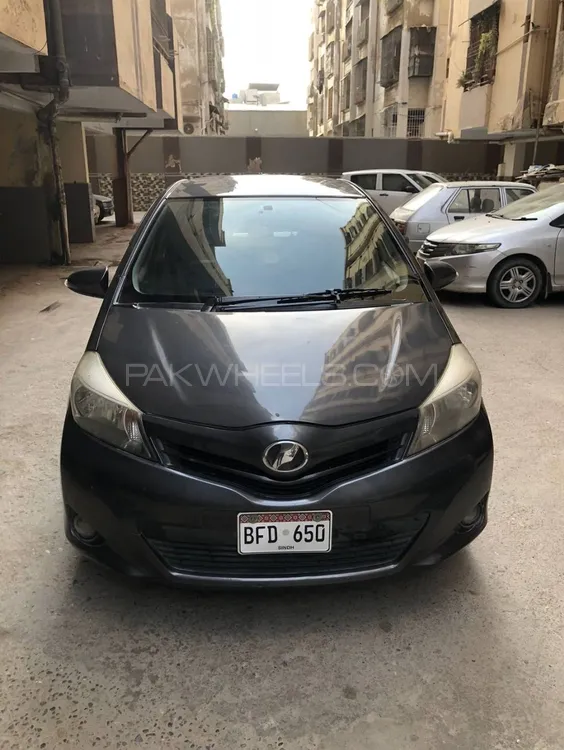 Toyota Vitz 2013 for Sale in Karachi Image-1