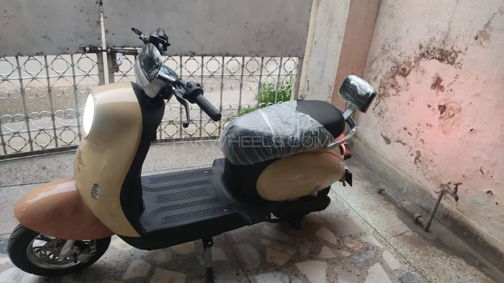 Lectrix Scooty 2025 for Sale Image-1